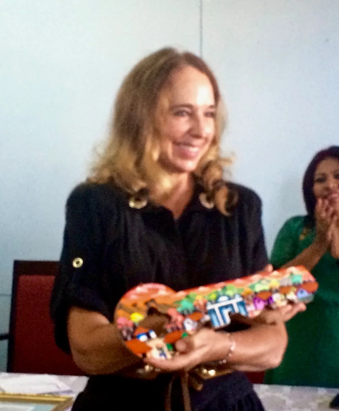 Evelyn Castellar holding the ceremonial Key to the City of La Ceiba